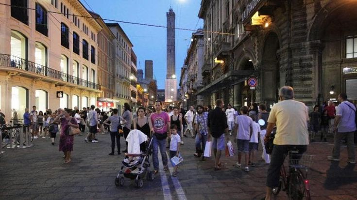 Turisti, la polemica dei pub: “A mezzanotte scatta il coprifuoco, la Bologna notturna è morta”