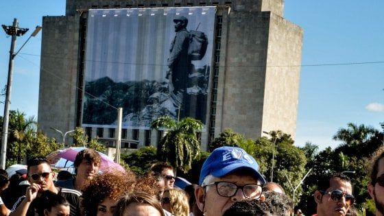 Cuba, le ceneri di Fidel Castro a Santa Clara: ideale ultimo abbraccio al Che