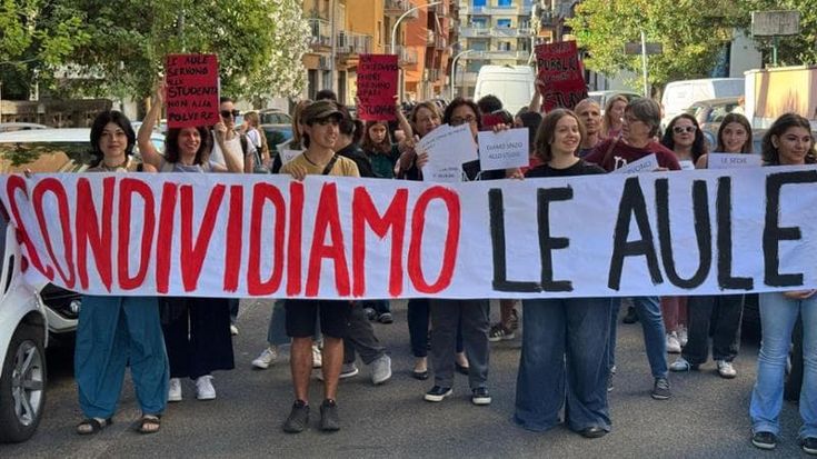 Il flash mob di studenti e prof del liceo Manara per chiedere più spazi: “Condividiamo le aule”