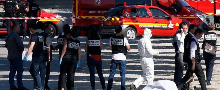 Champs Elysées, auto contro veicolo della polizia: si indaga per terrorismo