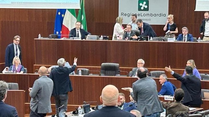 Bagarre al Pirellone: per bilancio e ristori nell’aula del Consiglio regionale va in scena un rodeo