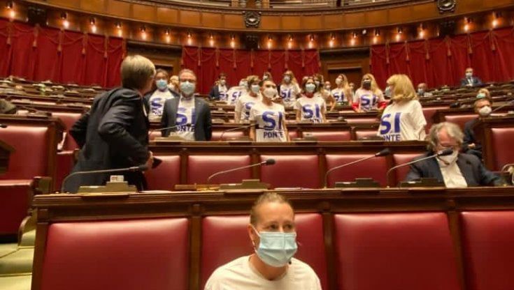 Camera, in Aula la protesta di Forza Italia per il Ponte sullo Stretto