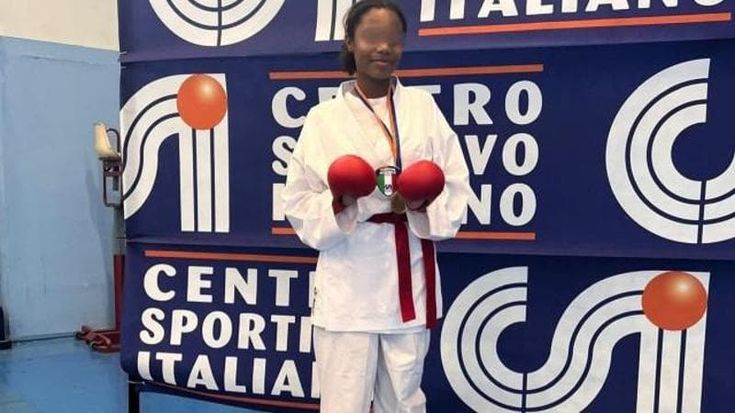 Mario Balotelli e Raffaella Fico, la figlia Pia è campionessa di karate: la madre posta le sue foto sul podio