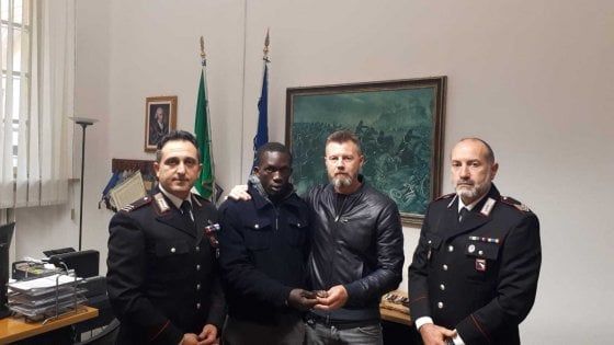 Parma, ambulante trova Rolex in strada e lo consegna al proprietario che lo assume