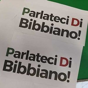 Torino, adesivi con la scritta "Parlateci di Bibbiano" sulla porta della sede Pd