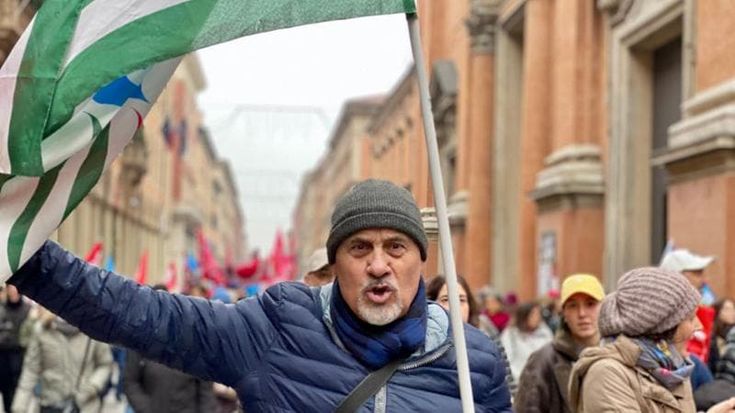 L'ultimo giapponese della Cisl, con la bandiera nella piazza di Uil e Cgil: "Dovevo esserci"