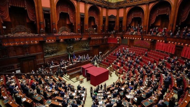 Aumento delle spese militari, sulle armi la Lega ci ripensa. Tra astenuti e contrari, ecco come sono divisi i partiti