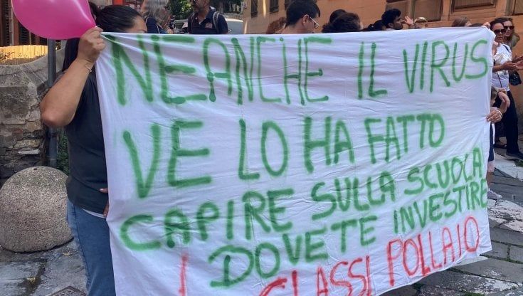 Genova, in piazza la protesta di genitori e alunni contro le classi pollaio