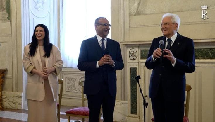I big di Sanremo al Quirinale intonano Azzurro. Mattarella: "Canto senza emettere suoni dall'asilo"