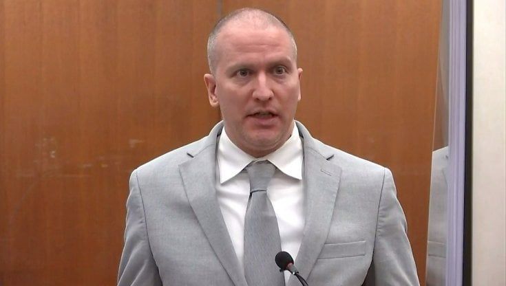 Usa, omicidio Floyd: l'ex agente Chauvin condannato a 22 anni e mezzo di carcere