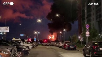 San Pietroburgo, attacco ucraino al terminal petrolifero: la colonna nera di fumo sulla città