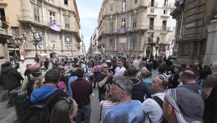 Pasqua a Palermo con i supermercati chiusi. Alimentari e bar al lavoro in centro