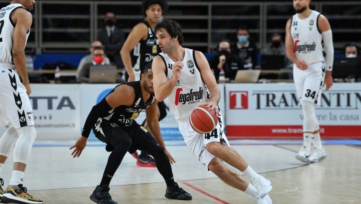 Basket, la Virtus Bologna vince a Cantù trascinata da Gamble e Teodosic