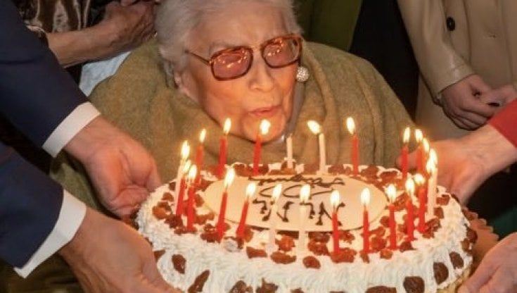 "Nini", la signora che a cento anni ha sconfitto il Covid: "Non c'è nessun miracolo, è solo il vaccino"