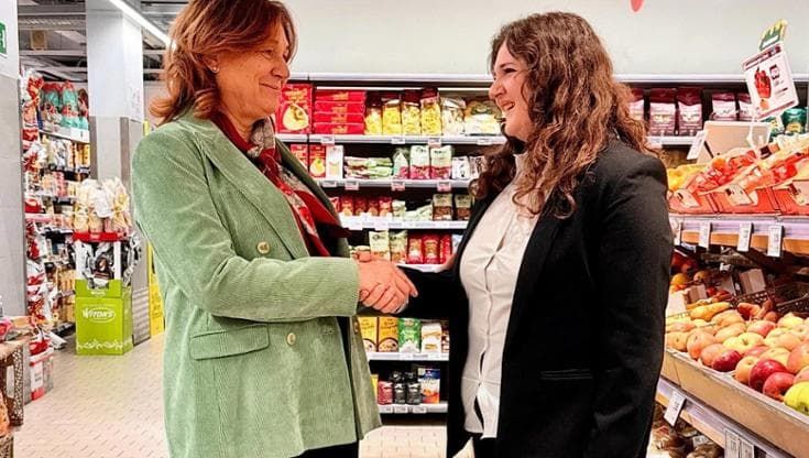 Scandicci, dipendenti Coop nascondono una dodicenne infastidita da un uomo: il grazie dei vertici