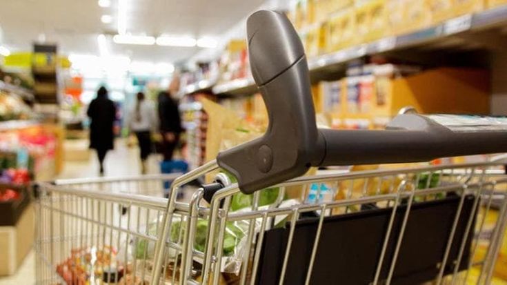 Il peso di spesa, benzina e bollette sul bilancio delle famiglie: le uscite obbligate a 1.200 euro