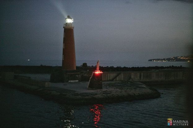 Molo San Vincenzo a Napoli, entra in funzione il primo faro a led