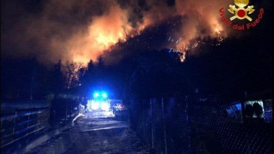 Varese: ancora fiamme al Campo dei Fiori, il vento alimenta un nuovo fronte di fuoco nel sottobosco