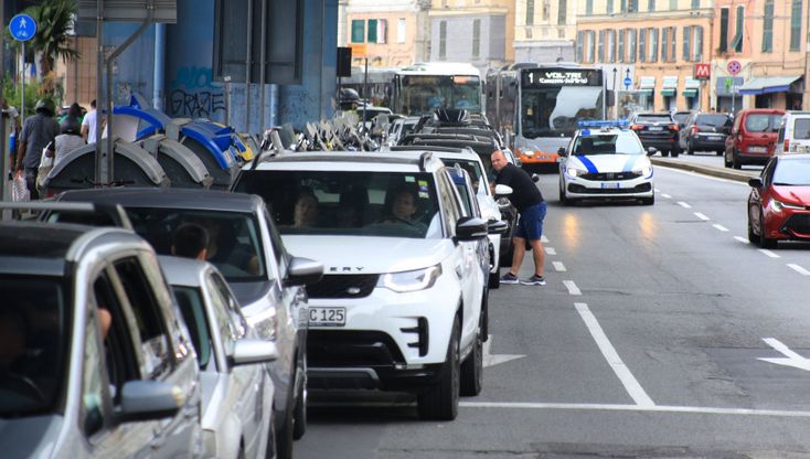 Genova, boom di turisti in centro. E il traffico va in tilt in zona Acquario