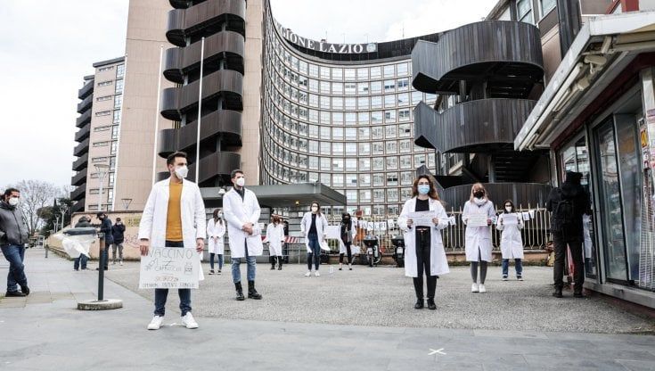 Protesta alla Sapienza, la rettrice Polimeni: "Polemica sterile. Vaccini ai tirocinanti di medicina dal 29 marzo". Studenti: "Vittoria a metà"