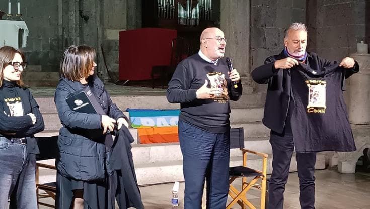 Franco Arminio presenta “Terracarne” e recita Leopardi in ginocchio a Casertavecchia