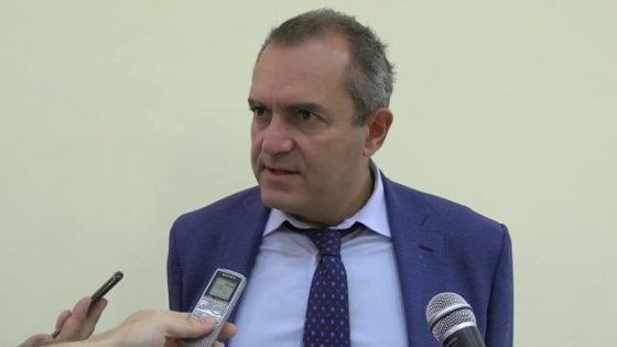 De Magistris attacca l'ultima ordinanza di De Luca per la prevenzione del Covid: "Così si consegnano i locali alle mafie"