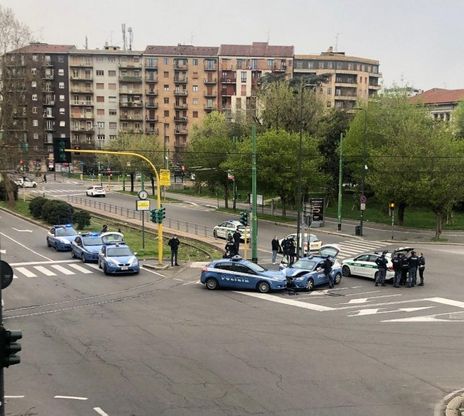 Milano, scontro fra volanti della polizia nella città deserta