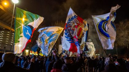 Derby senza pubblico a San Siro, i tifosi scendono in strada per sostenere Inter e Milan
