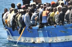 Lampedusa, sbarcati oltre 200 profughi <br />Avvistato un altro barcone, nessuna vittima