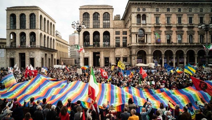 25 Aprile a Milano, le bandiere e i colori delle diverse anime del corteo diviso dalla guerra in Ucraina