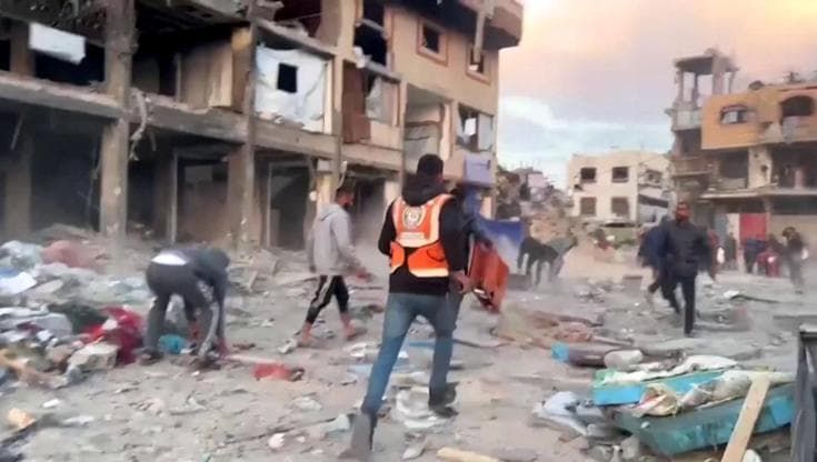 Gaza, raid di Israele contro Hamas. I sanitari palestinesi: “Centinaia di morti”. I primi soccorsi