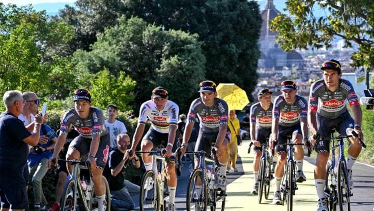 Tour de France, pronti via alle 12,40 partenza dal Viola Park
