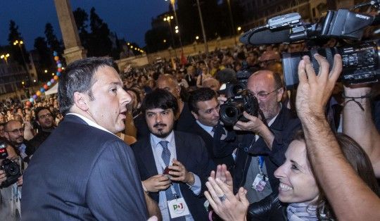Europee, Renzi a piazza del Popolo: "Dobbiamo prendere anche i voti della destra"