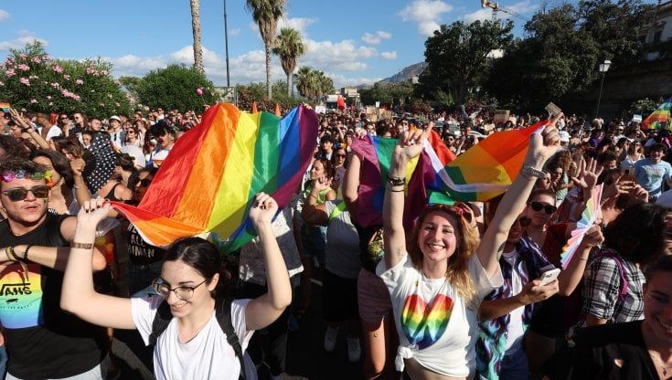 A Palermo il popolo arcobaleno in piazza per i diritti: “Siamo cittadini anche noi”