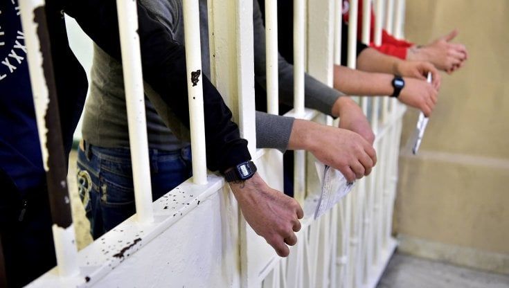 Agenti di San Vittore condannati per botte e minacce a un detenuto: "Da loro disegno criminoso per costringerlo al silenzio"