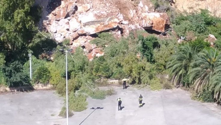 Crolla un costone di roccia da Monte Pellegrino, paura all'Arenella