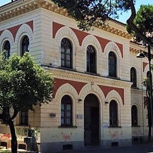 Eboli, cede un pezzo d'intonaco in una scuola: quattro bambini feriti