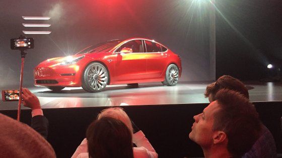 Ormai è "teslamania": 275 mila ordini in 3 giorni per la Model 3