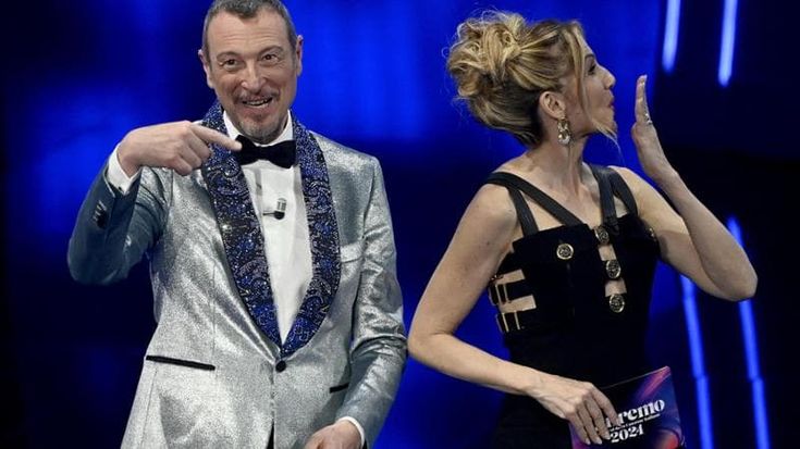 Sanremo 2024, la quarta serata. La grande festa delle cover tra nostalgia ed effetto karaoke. Vince Geolier, poi Angelina Mango e Annalisa. Fischi all’Ariston