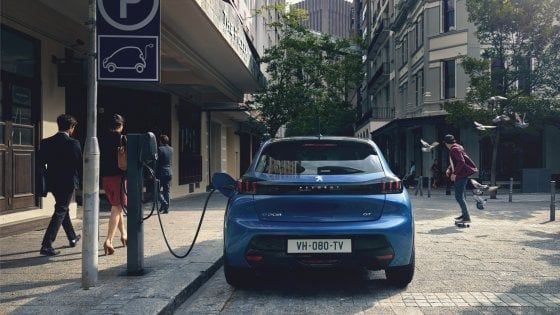 Otto italiani su dieci vorrebbero l'auto elettrica, ma solo l'1% già la possiede