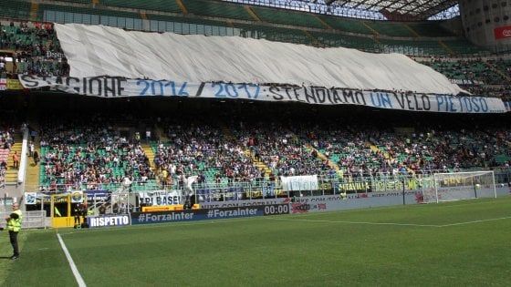 Inter, forte contestazione dei tifosi a San Siro. Ausilio e il sogno Conte: "Non so come convincerlo"
