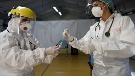 Covid, Donini si appella ai giovani in vacanza all'estero. "In Europa situazione drammatica"