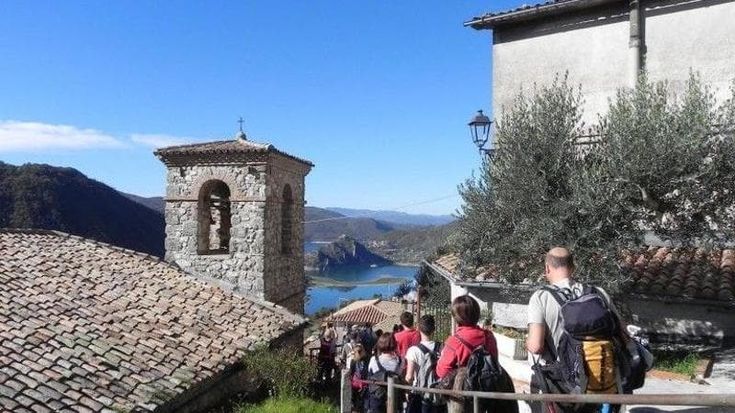 In fuga dal caro-stabilimenti, il tutto esaurito dei piccoli borghi: “Fresco e prezzi più bassi”
