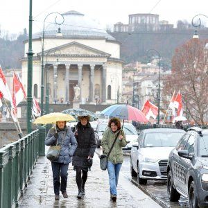 Pasqua con l'ombrello, il sole si rivedrà per le gite di lunedì