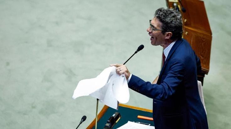 La nuova legge elettorale approda alla Camera, al via la discussione tra le proteste. Magi espulso