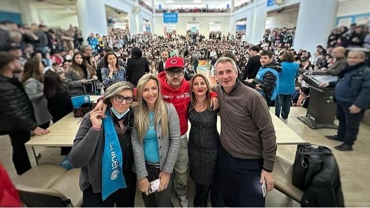 L’irriducibile Geolier: “Non rinuncio a cantare in napoletano”. E agli studenti dice: “La scuola è importante, ma io l’ho capito tardi..”