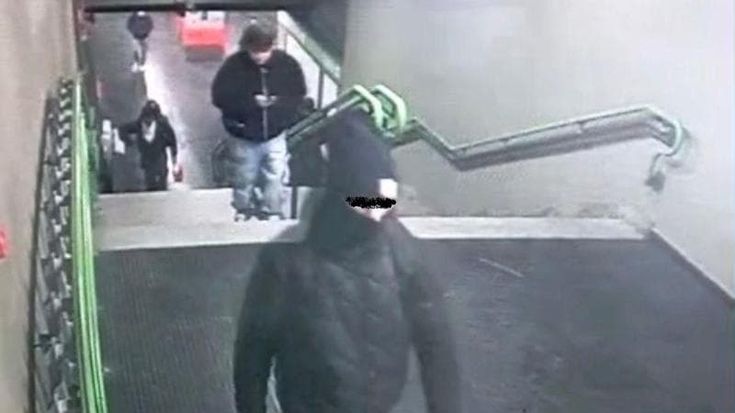 Quattordicenne accoltella 2 ragazzi col machete in metropolitana, arrestato: “Colpiti senza motivo”