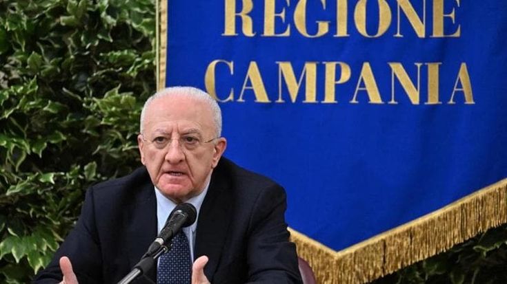 De Luca: “Meloni premier a sua insaputa. È inadeguata”