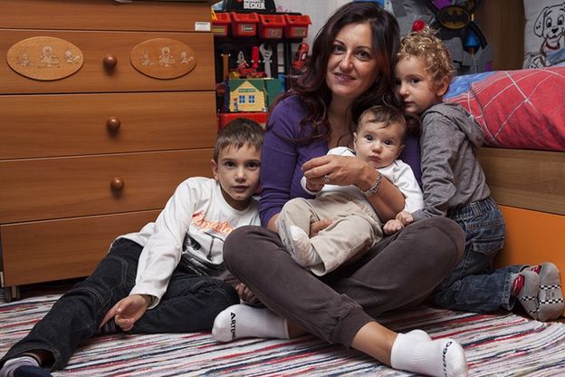 'Tutti gi&ugrave; per terra': i pro e contro di essere mamme