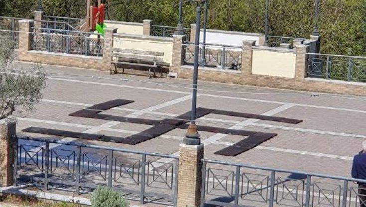 Ragazzini di 12 anni 'compongono' un'enorme svastica nel parco giochi. Il sindaco: "Una bravata dopo la messa"